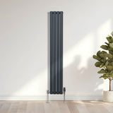 Ovaler Röhrenheizkörper in Anthrazitgrau mit Chrom-Thermostatventilen, 1600mm x 240mm, schlankes Design, glatte Oberfläche, moderne Ästhetik in einem hellen Raum