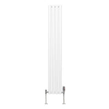 Ovaler Röhrenheizkörper in Weiß mit Chrom-Thermostatventilen, 1600mm x 240mm, schlankes Design, glatte Oberfläche und moderne Ästhetik