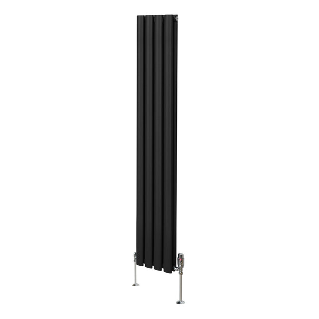 Schwarzer ovaler Röhrenheizkörper mit Chrom-Thermostatventilen, 1600mm x 240mm, vertikale Lamellenstruktur und elegantes modernes Design