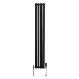 Schwarzer ovaler Röhrenheizkörper mit vier vertikalen Röhren und Chrom-Thermostatventilen, elegant und modern, ideal für stilvolle Innenräume