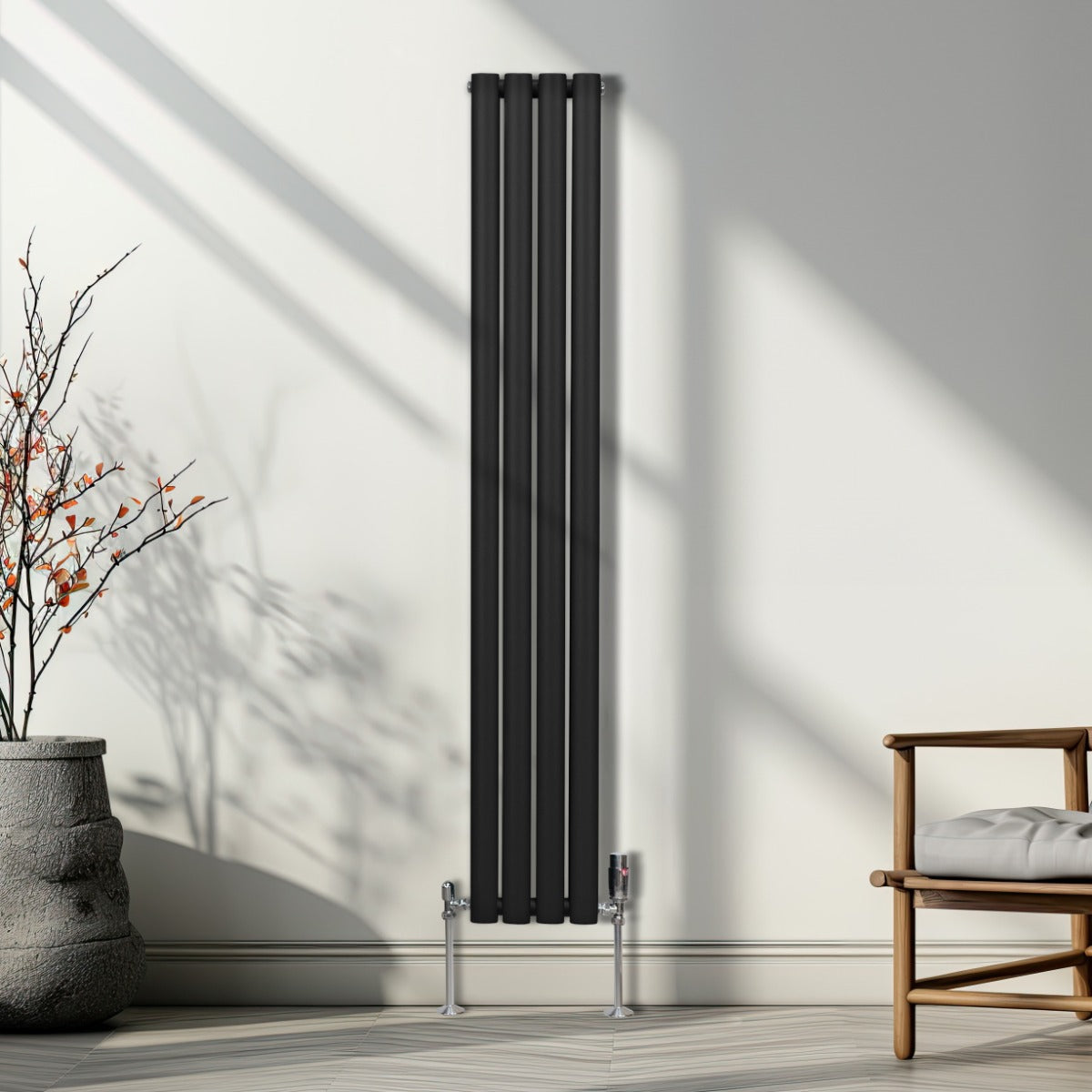 Schwarzer ovaler Röhrenheizkörper mit Chrom-Thermostatventilen, 1600mm x 240mm, elegant an einer Wand, umgeben von natürlichem Licht und minimalistischer Einrichtung