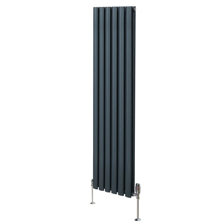 Ovaler Röhrenheizkörper in Anthrazitgrau mit Chrom-Thermostatventilen, 1600mm x 360mm, schlankes Design und glatte Oberfläche für moderne Innenräume