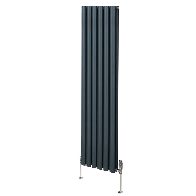 Ovaler Röhrenheizkörper in Anthrazitgrau mit Chrom-Thermostatventilen, 1600mm x 360mm, schlankes Design und glatte Oberfläche für moderne Innenräume