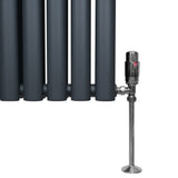 Ovaler Röhrenheizkörper in Anthrazitgrau mit glatter Oberfläche und Chrom-Thermostatventil, ideal für moderne Innenräume, Maße 1600mm x 360mm