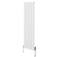 Ovaler Röhrenheizkörper in Weiß mit fünf vertikalen Lamellen und Chrom-Thermostatventilen, 1600mm x 360mm, modernes Design für effiziente Wärme