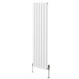 Ovaler Röhrenheizkörper in Weiß mit fünf vertikalen Lamellen und Chrom-Thermostatventilen, 1600mm x 360mm, modernes Design für effiziente Wärme