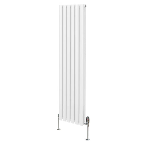 Ovaler Röhrenheizkörper in Weiß mit fünf vertikalen Lamellen und Chrom-Thermostatventilen, 1600mm x 360mm, modernes Design für effiziente Wärme