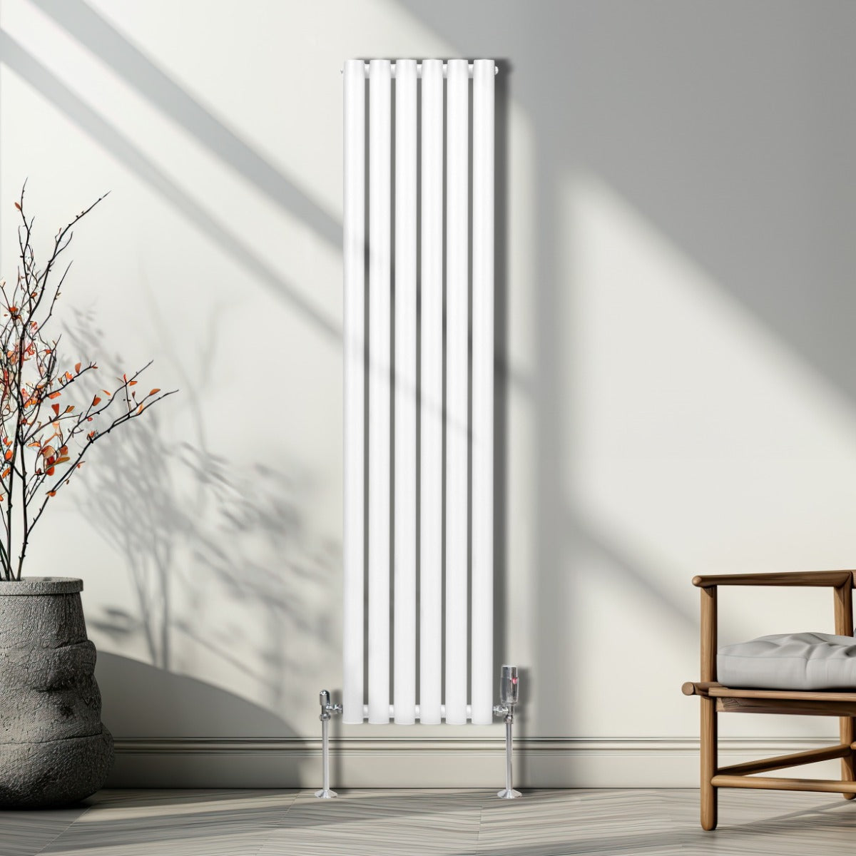 Ovaler Röhrenheizkörper in Weiß, 1600mm x 360mm, mit glänzenden Chrom-Thermostatventilen, elegant an einer hellen Wand montiert, minimalistische Ästhetik