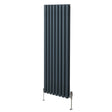 Ovaler Röhrenheizkörper in Anthrazitgrau, 1600mm x 480mm, mit glatten, vertikalen Lamellen und Chrom-Thermostatventilen, modernes Design für jeden Raum