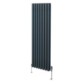 Ovaler Röhrenheizkörper in Anthrazitgrau, 1600mm x 480mm, mit glatten, vertikalen Lamellen und Chrom-Thermostatventilen, modernes Design für jeden Raum