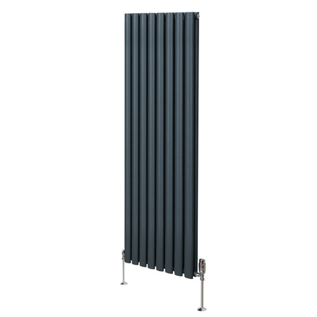 Ovaler Röhrenheizkörper in Anthrazitgrau, 1600mm x 480mm, mit glatten, vertikalen Lamellen und Chrom-Thermostatventilen, modernes Design für jeden Raum