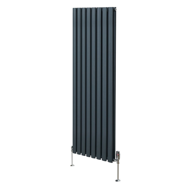 Ovaler Röhrenheizkörper in Anthrazitgrau, 1600mm x 480mm, mit glatten, vertikalen Lamellen und Chrom-Thermostatventilen, modernes Design für jeden Raum