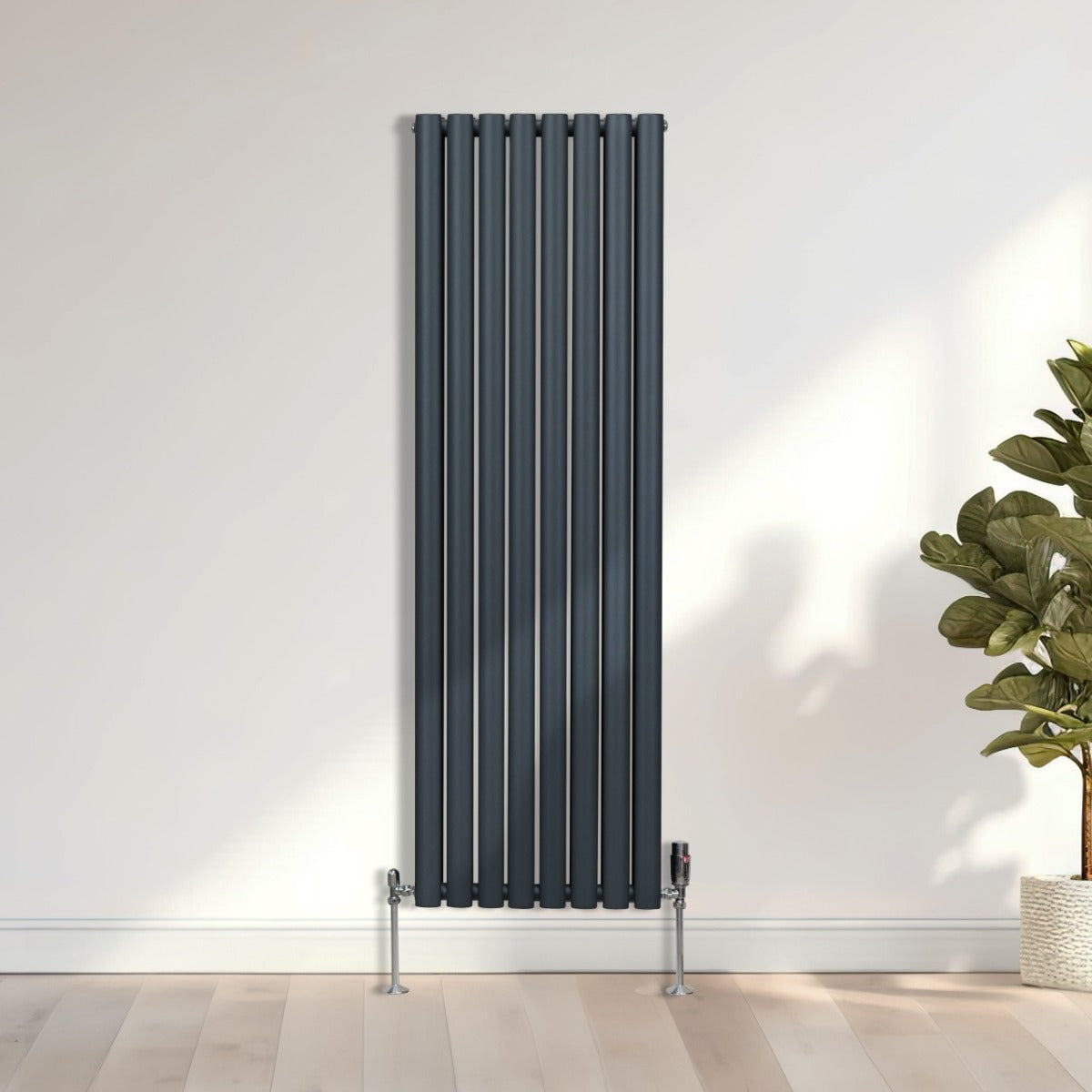 Ovaler Röhrenheizkörper in Anthrazitgrau, 1600mm x 480mm, mit glänzenden Chrom-Thermostatventilen, elegant und modern, ideal für stilvolle Innenräume