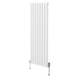 Ovaler Röhrenheizkörper in Weiß, 1600mm x 480mm, mit glänzenden Chrom-Thermostatventilen und vertikalen Lamellen für moderne Innenräume
