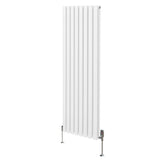 Ovaler Röhrenheizkörper in Weiß, 1600mm x 480mm, mit glänzenden Chrom-Thermostatventilen und vertikalen Lamellen für moderne Innenräume