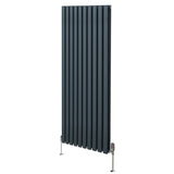 Ovaler Röhrenheizkörper in Anthrazitgrau, 1600mm x 600mm, mit glatten, vertikalen Lamellen und Chrom-Thermostatventilen, modernes Design für jeden Raum