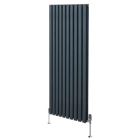 Ovaler Röhrenheizkörper in Anthrazitgrau, 1600mm x 600mm, mit glatten, vertikalen Lamellen und Chrom-Thermostatventilen, modernes Design für jeden Raum