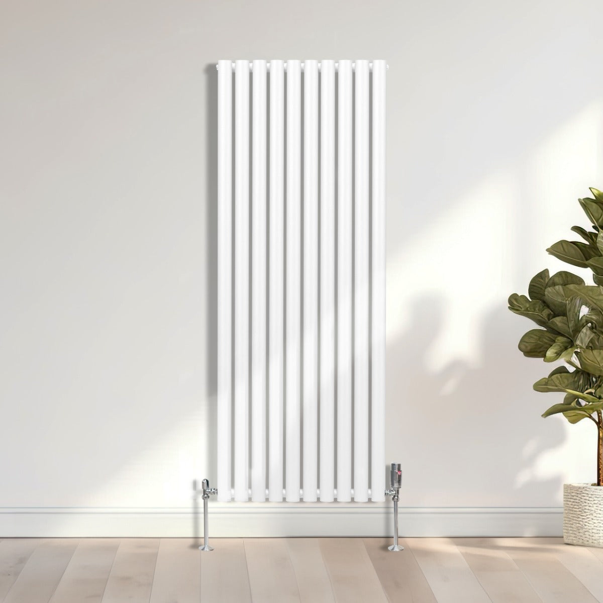 Ovaler Röhrenheizkörper in Weiß mit Chrom-Thermostatventilen, 1600mm x 600mm, schlankes Design und glatte Oberfläche, ideal für moderne Räume