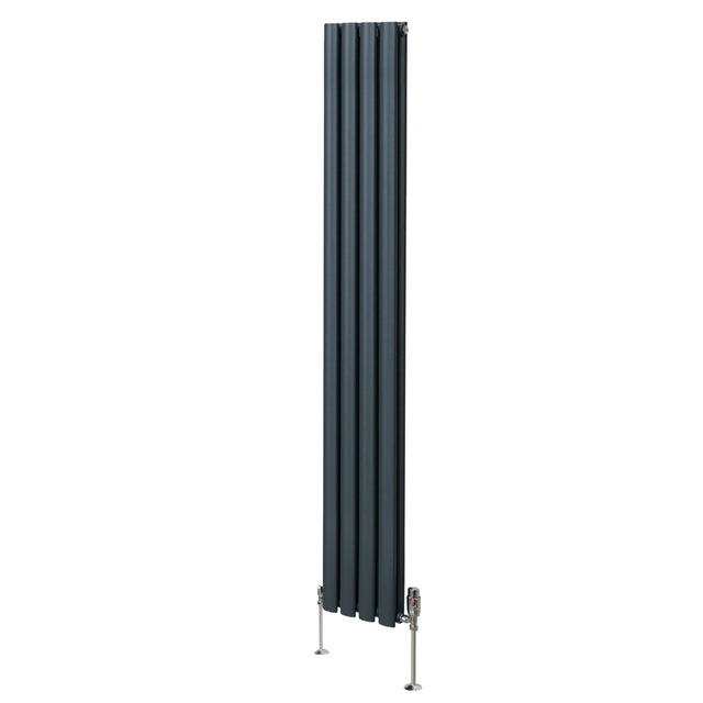 Ovaler Röhrenheizkörper in Anthrazitgrau, 1800mm x 240mm, mit glänzenden Chrom-Thermostatventilen, schlankes, modernes Design und vertikale Lamellenstruktur
