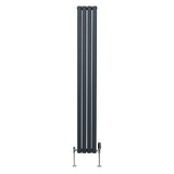 Anthrazitgrauer ovaler Röhrenheizkörper mit Chrom-Thermostatventilen, schlankes Design, vier vertikale Rohre, moderne und elegante Heizlösung für jeden Raum