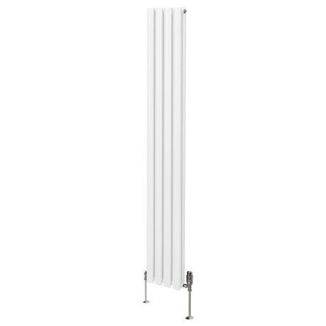 Ovaler, weißer Röhrenheizkörper mit Chrom-Thermostatventilen, 1800mm x 240mm, schlankes Design und glatte, glänzende Oberfläche für moderne Räume