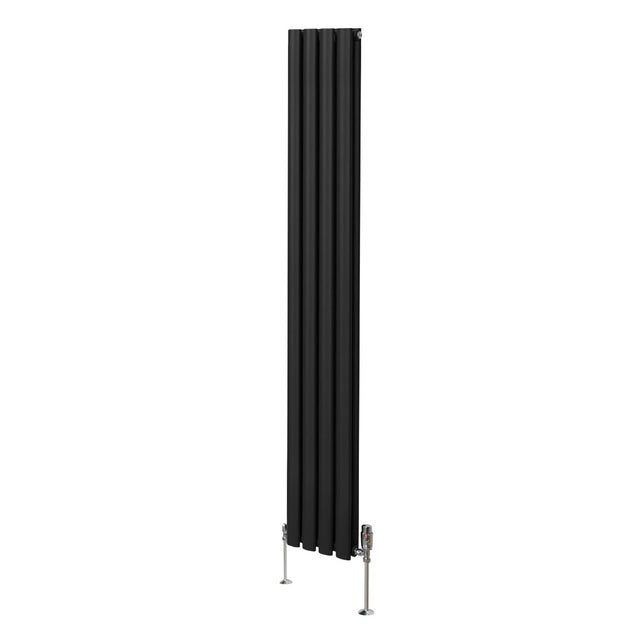Schwarzer ovaler Röhrenheizkörper mit Chrom-Thermostatventilen, 1800mm x 240mm, schlankes Design, glatte Oberfläche und moderne Ästhetik