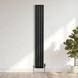 Schwarzer ovaler Röhrenheizkörper mit Chrom-Thermostatventilen, 1800mm x 240mm, elegant und modern, ideal für stilvolle Innenräume