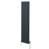 Ovaler Röhrenheizkörper in Anthrazitgrau mit Chrom-Thermostatventilen, 1800mm x 360mm, vertikale Lamellenstruktur und elegantes Design