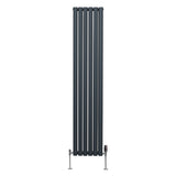 Ovaler Röhrenheizkörper in Anthrazitgrau, 1800mm x 360mm, mit glänzenden Chrom-Thermostatventilen, schlankes Design und moderne Linienführung