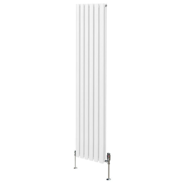 Ovaler Röhrenheizkörper in Weiß, 1800mm x 360mm, mit glatten, vertikalen Lamellen und Chrom-Thermostatventilen für moderne Innenräume
