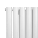 Ovaler Röhrenheizkörper in Weiß mit glatter Oberfläche und modernen Chrom-Thermostatventilen, ideal für stilvolle Heizlösungen in jedem Raum