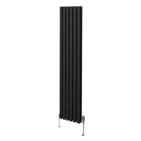 Schwarzer ovaler Röhrenheizkörper mit Chrom-Thermostatventilen, 1800mm x 360mm, vertikale Lamellenstruktur und moderne, elegante Form