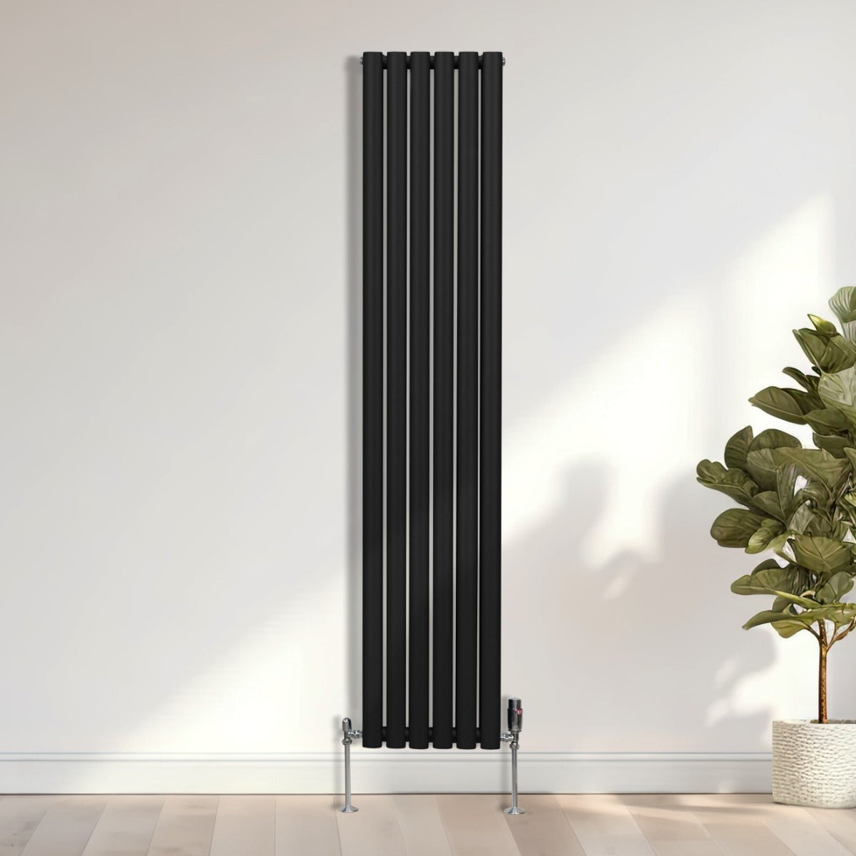 Schwarzer ovaler Röhrenheizkörper mit Chrom-Thermostatventilen, 1800mm x 360mm, elegant und modern, ideal für stilvolle Innenräume