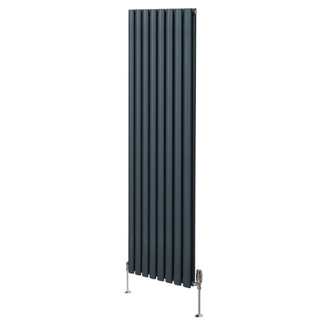 Ovaler Röhrenheizkörper in Anthrazitgrau, 1800mm x 480mm, mit vertikalen Lamellen und Chrom-Thermostatventilen, modern und elegant gestaltet