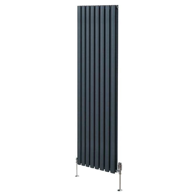 Ovaler Röhrenheizkörper in Anthrazitgrau, 1800mm x 480mm, mit vertikalen Lamellen und Chrom-Thermostatventilen, modern und elegant gestaltet