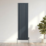 Ovaler Röhrenheizkörper in Anthrazitgrau, 1800mm x 480mm, mit glänzenden Chrom-Thermostatventilen, schlankes Design und moderne Ästhetik