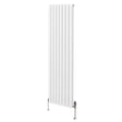 Ovaler Röhrenheizkörper in Weiß mit vertikalen Lamellen, 1800mm x 480mm, ausgestattet mit Chrom-Thermostatventilen für effiziente Wärmeverteilung