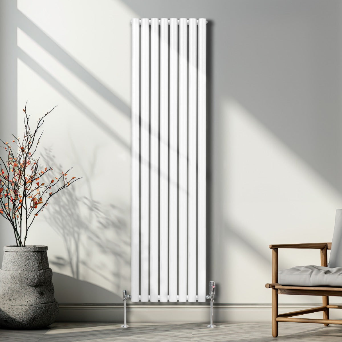 Ovaler Röhrenheizkörper in Weiß, 1800mm x 480mm, mit Chrom-Thermostatventilen, elegant in einem modernen Raum mit natürlichem Licht und minimalistischer Einrichtung