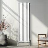 Ovaler Röhrenheizkörper in Weiß, 1800mm x 480mm, mit Chrom-Thermostatventilen, elegant in einem modernen Raum mit natürlichem Licht und minimalistischer Einrichtung