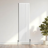 Ovaler Röhrenheizkörper in Weiß, 1800mm x 480mm, mit glänzenden Chrom-Thermostatventilen, schlankes Design, ideal für moderne Wohnräume