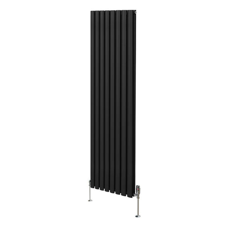 Schwarzer ovaler Röhrenheizkörper mit vertikalen Lamellen, 1800mm x 480mm, ausgestattet mit Chrom-Thermostatventilen und stabilen Füßen