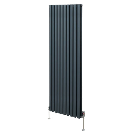 Ovaler Röhrenheizkörper in Anthrazitgrau, 1800mm x 600mm, mit glänzenden Chrom-Thermostatventilen und vertikalen Lamellen für moderne Innenräume