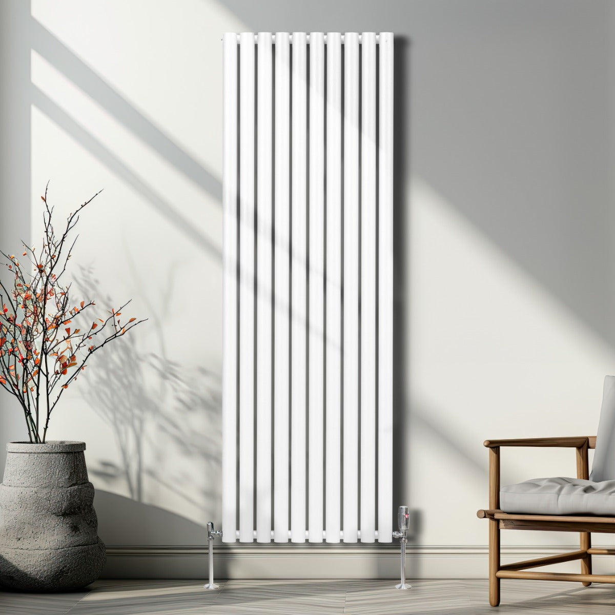 Ovaler Röhrenheizkörper in Weiß, 1800mm x 600mm, mit glatter Oberfläche und modernen Chrom-Thermostatventilen, elegant in einem hellen Raum platziert