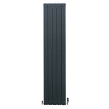 Anthrazitgrauer Aluminium Paneelheizkörper mit schlankem, vertikalem Design und Chrom-Thermostatventilen, Maße 1800mm x 395mm, moderne und elegante Optik