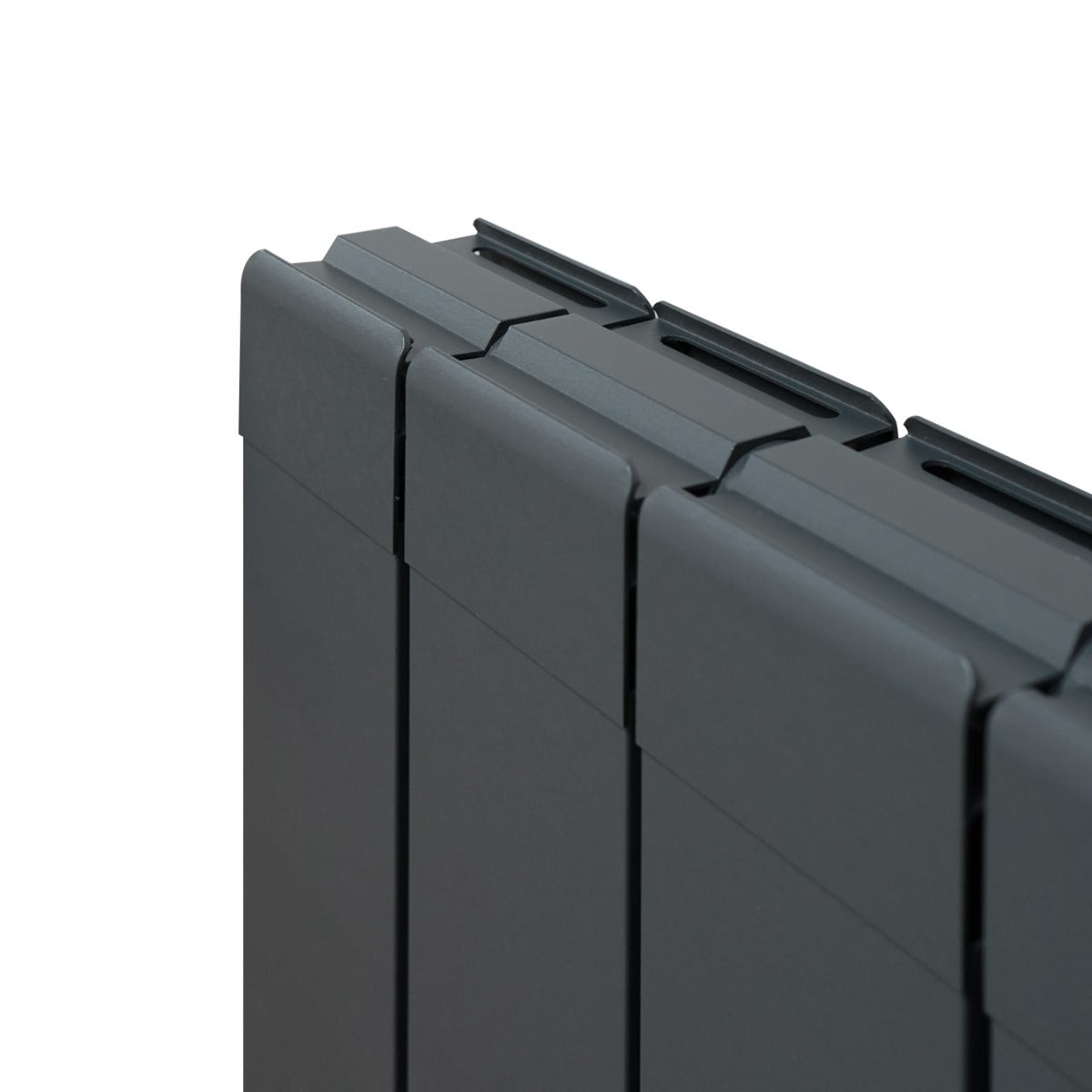 Anthrazitgrauer Aluminium Paneelheizkörper mit schlankem Design und glatter Oberfläche, ideal für moderne Heizlösungen in Wohnräumen