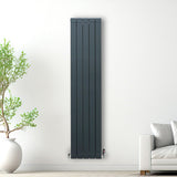 Anthrazitgrauer Aluminium Paneelheizkörper mit schlankem, vertikalem Design und Chrom-Thermostatventilen, elegant an einer weißen Wand montiert