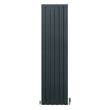 Anthrazitgrauer Aluminium Paneelheizkörper mit schlankem, vertikalem Design und Chrom-Thermostatventilen, ideal für moderne Innenräume