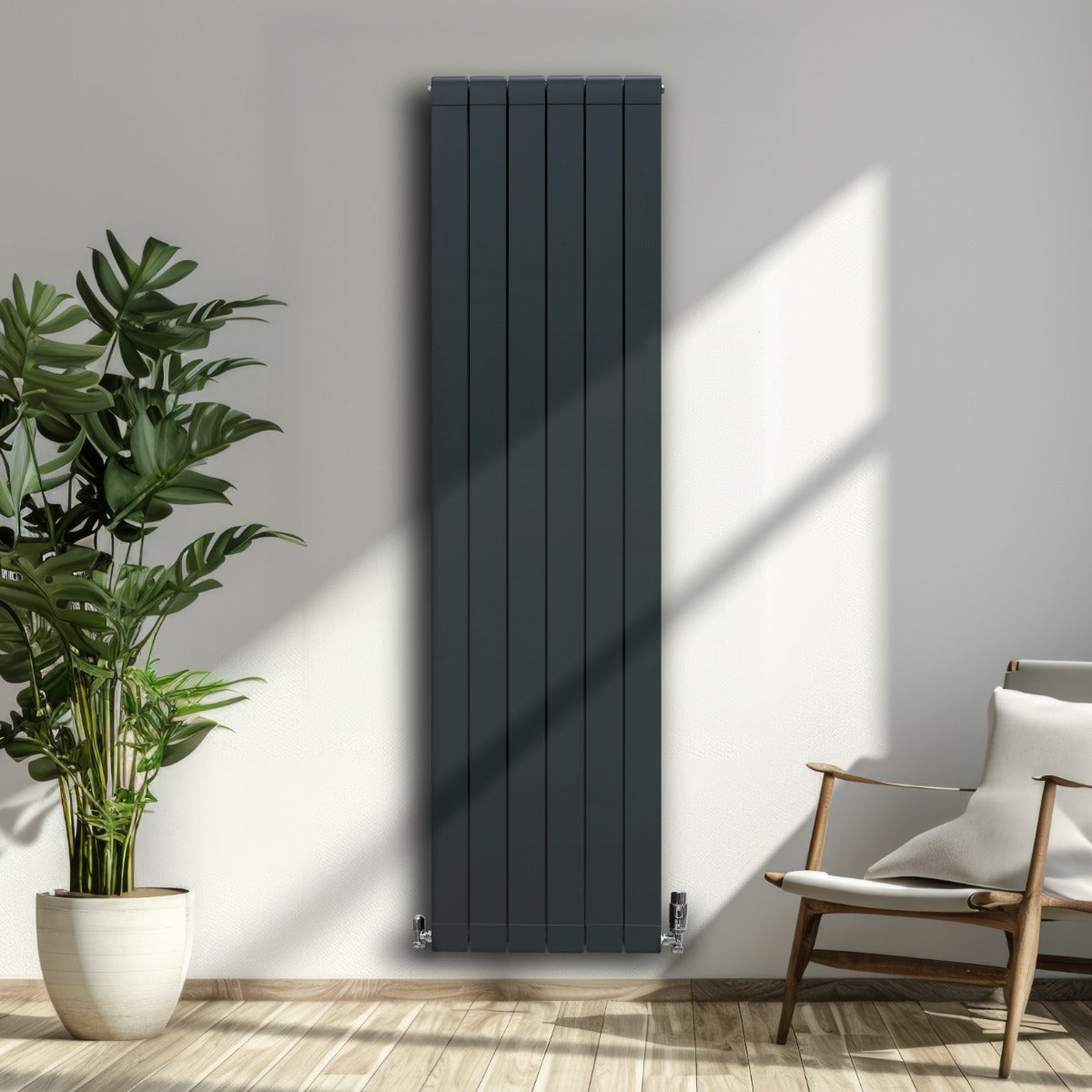 Anthrazitgrauer Aluminium Paneelheizkörper mit vertikalen Lamellen, kombiniert mit Chrom Thermostatventilen, elegant in modernem Raumdesign