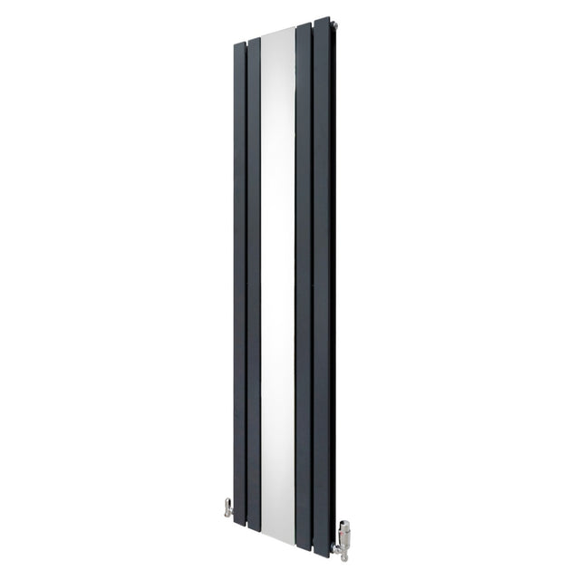 Anthrazitgrauer Heizkörper mit integriertem Spiegel und Chrom-Thermostatventilen, schlankes Design, moderne Linienführung, ideal für zeitgemäße Badezimmer
