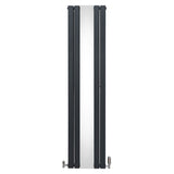 Heizkörper in Anthrazitgrau mit integriertem Spiegel und Chrom-Thermostatventilen, schlankes, modernes Design, ideal für stilvolle Badezimmer und Wohnräume
